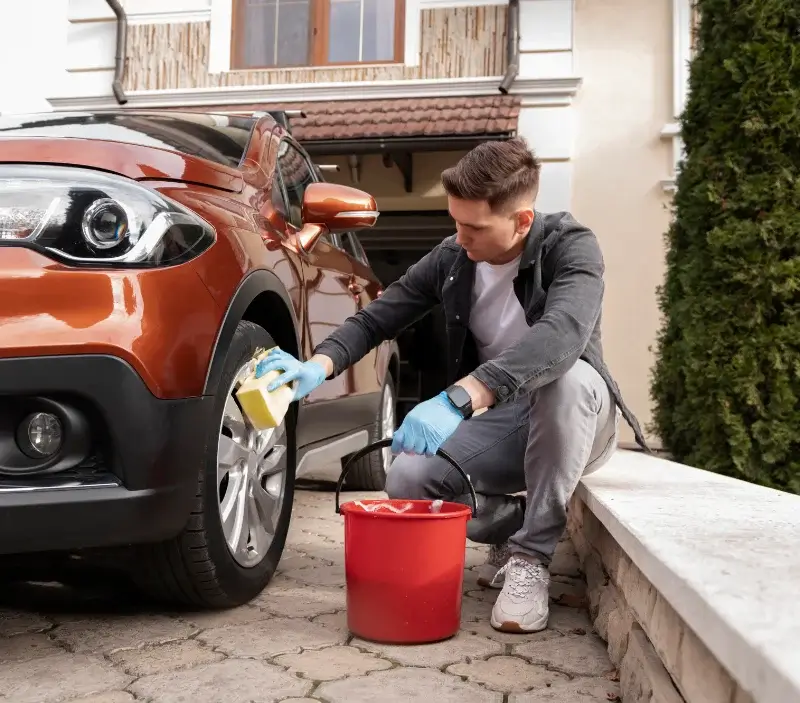 Lavage auto à domicile Savines-le-Lac : professionnel intervenant sur un véhicule